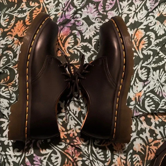 Dr. Martens Black Leather Lace-Up Shoes us6 - Picture 3 of 5